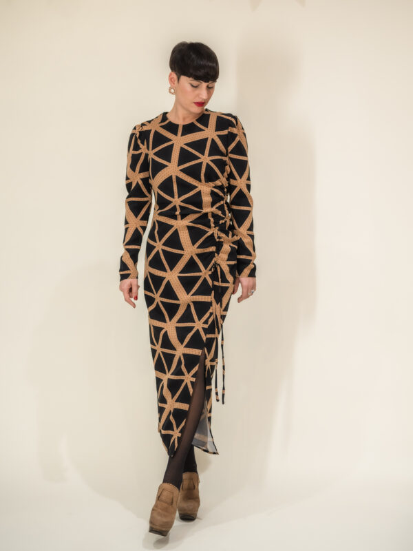 VESTIDO LARGO FRUNCIDO LATERAL NEGRO ESTAMP CAMEL