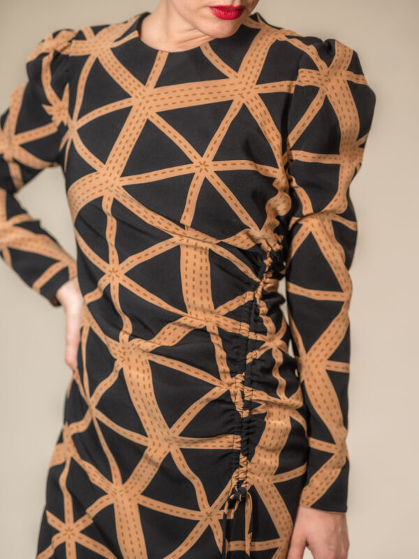 VESTIDO LARGO FRUNCIDO LATERAL NEGRO ESTAMP CAMEL
